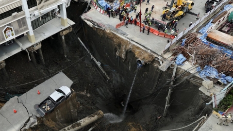 Evacúan hospital y suspenden servicios por socavón de 50 metros en Bangkok