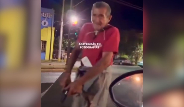 Video viral muestra a persona en situaci&oacute;n de calle pidiendo dinero con arma