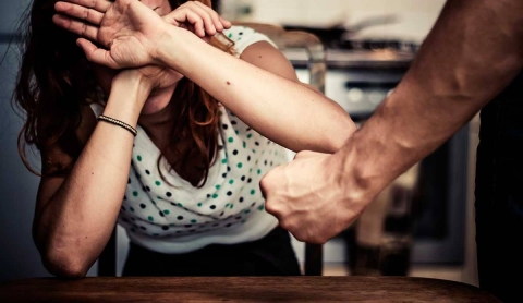 Arremetió a golpes en contra de su pareja