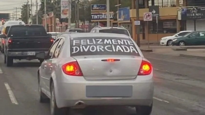¡Felizmente divorciada! Se viraliza imagen de un auto en Hermosillo