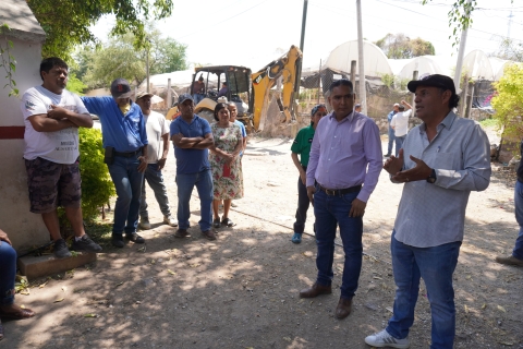 Encabeza Santos Tavarez arranque de trabajos para rehabilitar línea de agua potable en calle Domingo Valtierra