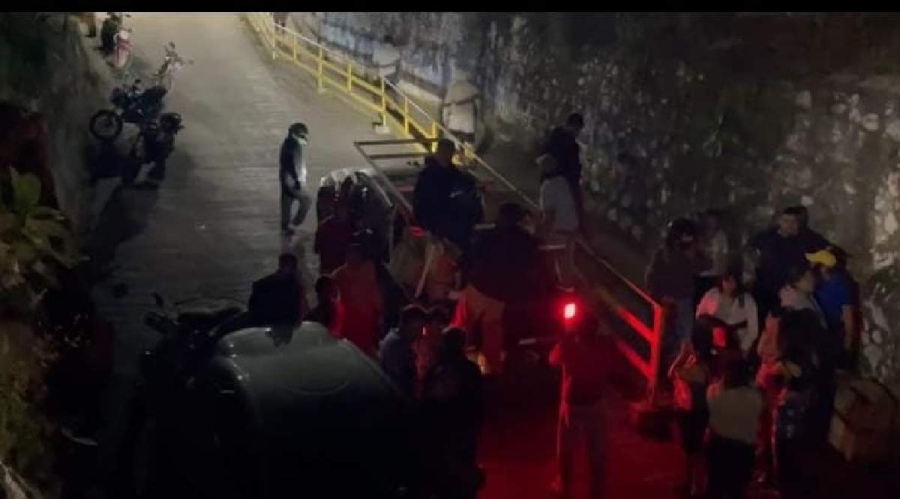  Varias personas se llevaron producto a bordo de vehículos.