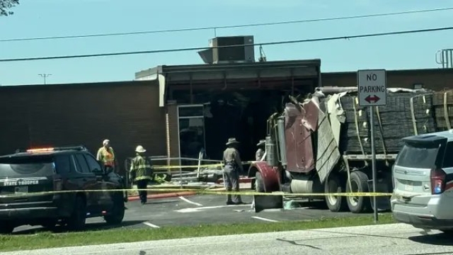 Choque de camión en sede policial de Texas deja un fallecido