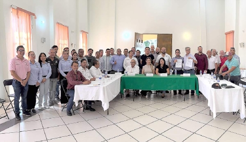 Integrantes de los colegios y autoridades municipales se reunieron para firmar el convenio.