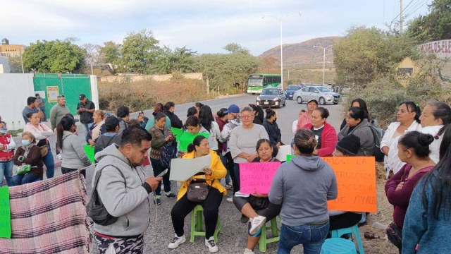 Con el bloqueo de la carretera, los padres de familia obligaron a las autoridades a presentarse este miércoles para dar respuesta a sus demandas.