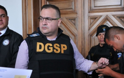 Juez dicta prisi&oacute;n preventiva a Javier Duarte por desv&iacute;o millonario