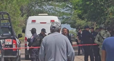 Las víctimas murieron a bordo del auto en el que viajaban.