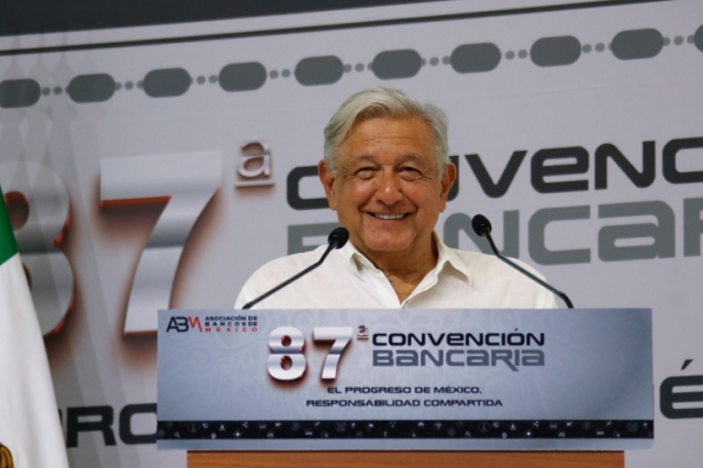 AMLO agradece a banqueros por su colaboración durante su mandato