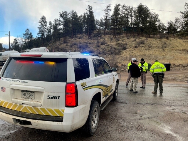 Hallan muerto a acusado de tiroteo en escuela en Denver