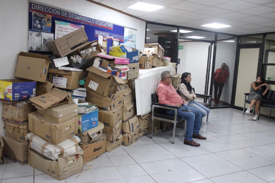 ¿De quién habrá sido la idea de llegar con policías a un relevo administrativo? 