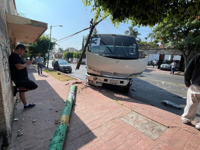 El choque causó cuantiosos daños materiales.