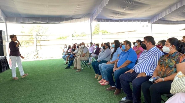 Funcionarios municipales acudieron a la conferencia.