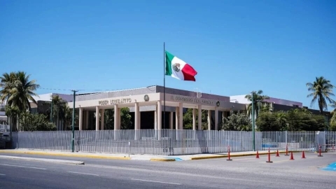 Dejan cuerpo frente al Congreso de Sinaloa; sería de un exagente de la fiscalía