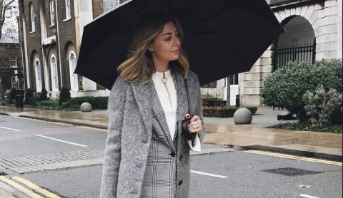 Looks elegantes para destacar en días nublados