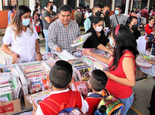 Con la entrega de útiles se busca disminuir los gastos de los padres de familia en cada inicio de ciclo escolar.