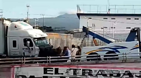El tráiler fue retirado con una grúa, varias horas después del choque.