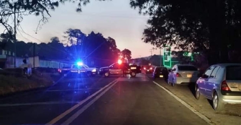 La circulación en un tramo de la carretera fue cerrada a causa del ataque.