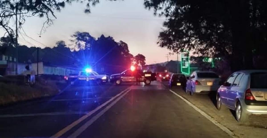 La circulación en un tramo de la carretera fue cerrada a causa del ataque.