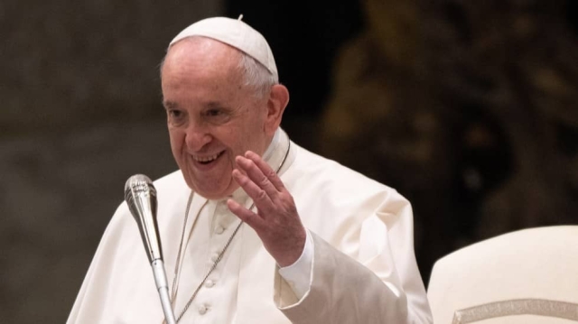 Papa Francisco recibe tercera dosis de vacuna.