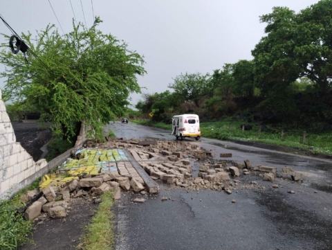 Una barda colapsó a raíz de la lluvia.
