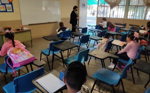 Suman ocho casos de COVID-19 en escuelas de CDMX.