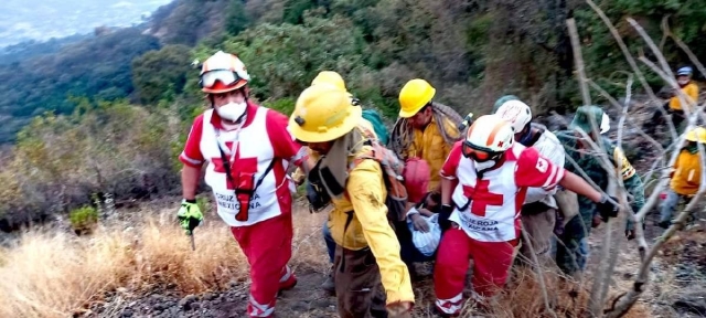 Se intoxican 11 voluntarios en incendio de Tepoztlán