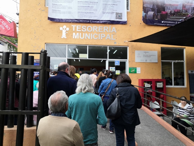 Larga fila para pagar predial y servicios municipales