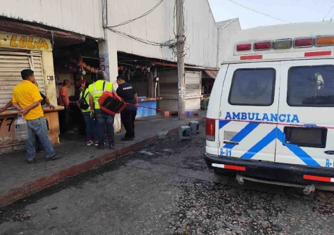 La víctima fue agredida en un acceso al mercado.