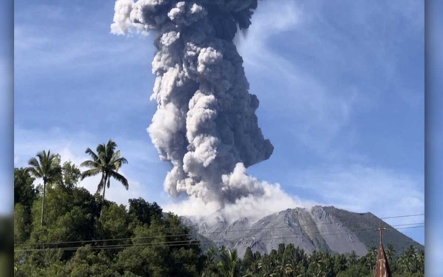 Volcán indonesio Ibu entra en erupción y generó enorme columna de ceniza