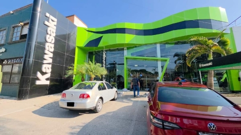  Los rompieron cristales para ingresar a la agencia.