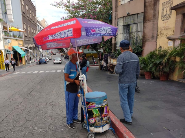 Inspectores municipales supervisan a los vendedores ambulantes en calles del Centro de Cuernavaca. 