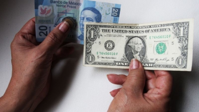 Peso rompe la barrera de los 18 pesos por dólar y se ubica en niveles no vistos desde 2018