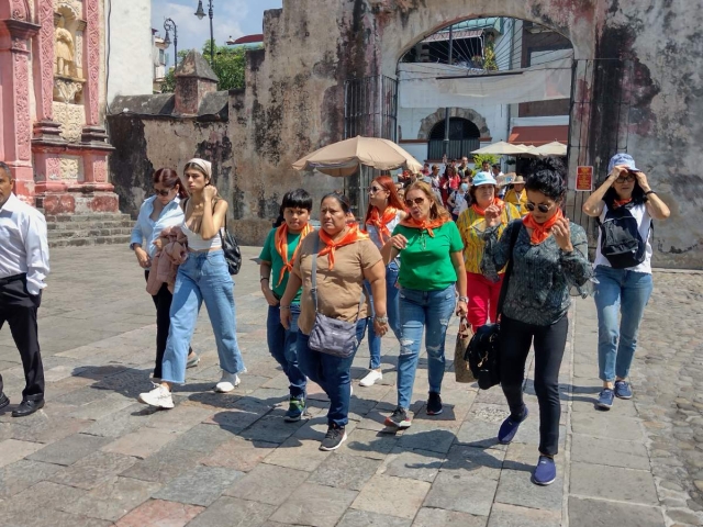 Aspecto de la presencia de turistas en la Catedral de Cuernavaca. 
