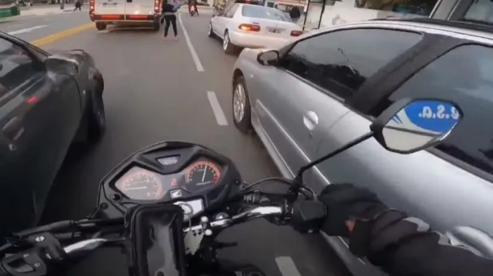 Motociclista persigue a ladrón de celular y lo recupera para entregarlo a su dueña
