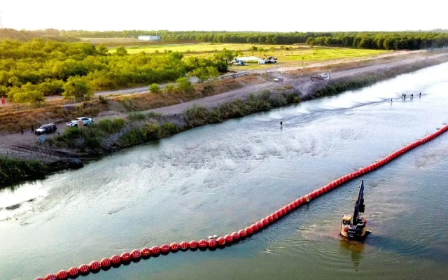 Juez ordena a Texas retirar la barrera de boyas de la frontera con México