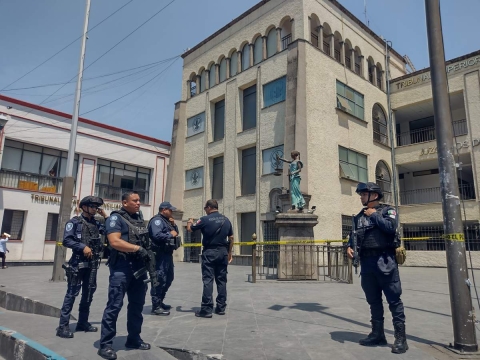 Elementos de seguridad resguardaron la sede del TSJ después de ser desalojada por una supuesta amenaza de bomba.
