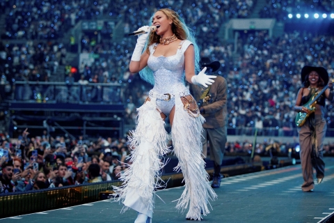 Beyoncé detiene su show en Houston por falla técnica mientras volaba sobre el público