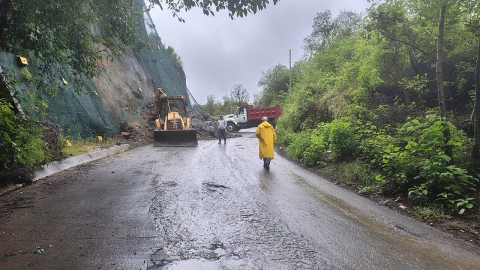 Brinda Secretaría de Infraestructura oportuna atención a derrumbe en carretera que conecta a Tetela del Volcán con Hueyapan