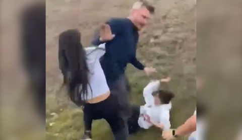 Adulto agrede a estudiantes en protesta contra ICE y el video se viraliza