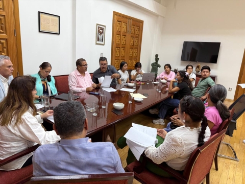 En un hecho histórico, recibe Margarita González Saravia a estudiantes de la Escuela Normal Rural de Amilcingo