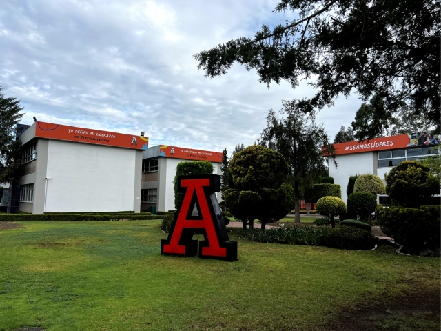 Prepa Anáhuac Puebla expulsa a estudiante por agresión a guardia