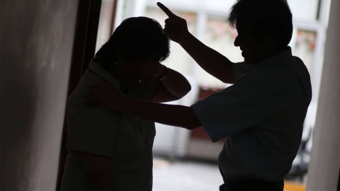 Fue vinculado por golpear a sus hijas y a su esposa