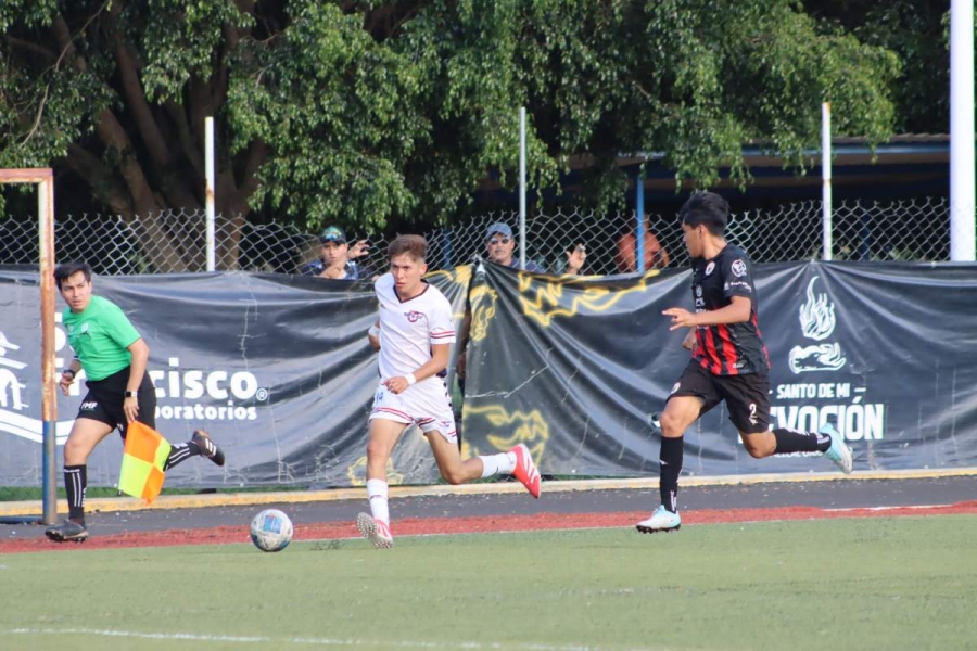 Desde los primeros minutos, el equipo morelense se fue encima de su rival en busca de las dos anotaciones que necesitaba para empatar el marcador global. 