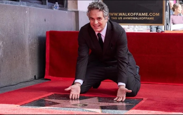 Mark Ruffalo recibe su estrella en el Paseo de la Fama de Hollywood