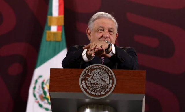 López Obrador dice que vallas en 8M es por &#039;infiltrados&#039; en marcha