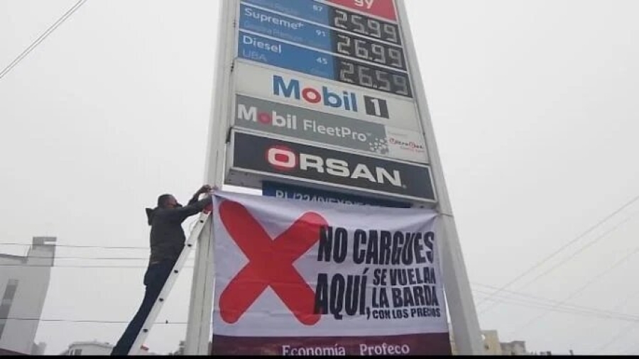 Colocan primeras lonas de Profeco en gasolineras con precios altos