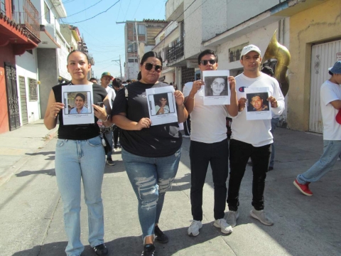 Jóvenes compartieron el recuerdo de sus compañeros que ya no están, en el desfile de generaciones.  