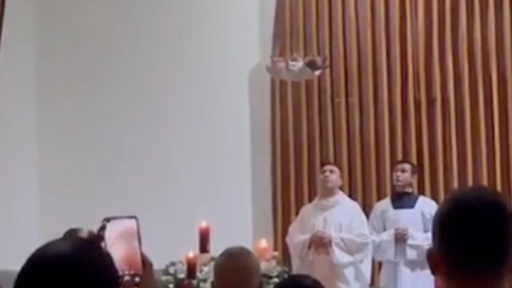 Niño Dios es captado bajando del techo de una iglesia y se hace viral