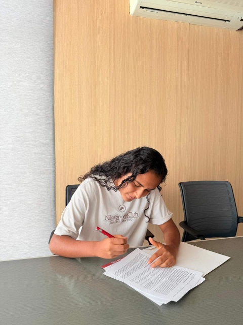 Mía Solymar Flores firmando con el cuadro del Atlético San Luis.