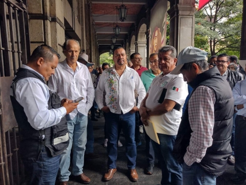 Trabajadores del volante se manifestaron en el palacio de gobierno y en la sede del Congreso local, en donde hablaron con diputados. 